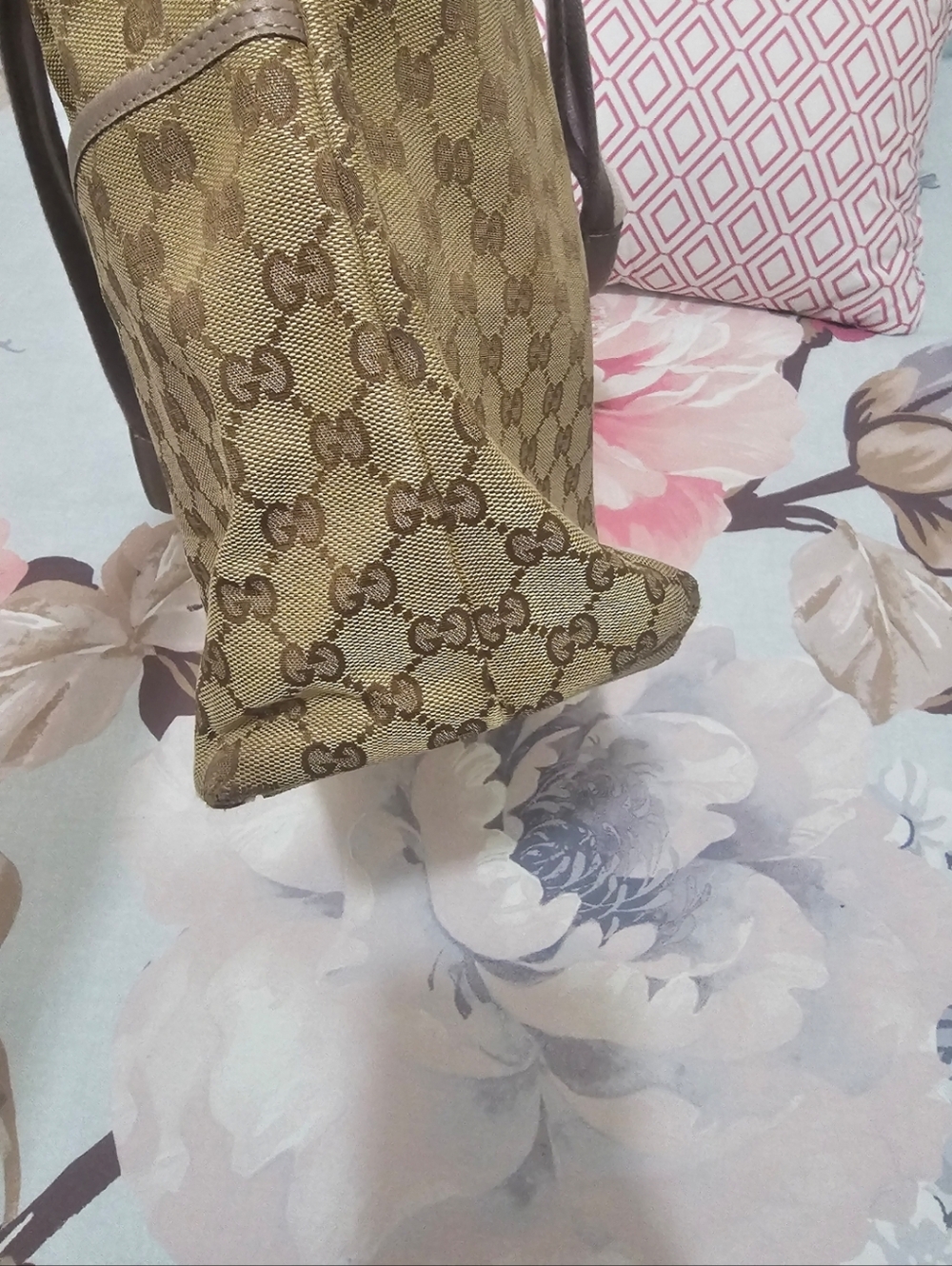 Large Gucci Tote - Picture 4 of 5